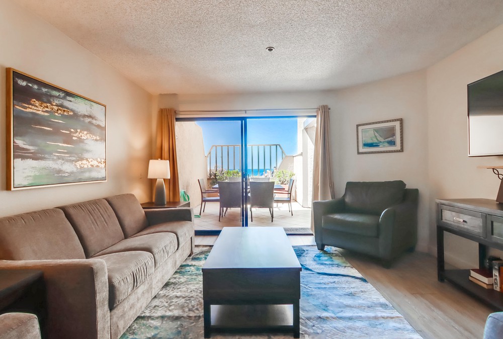 Living Room see the ocean